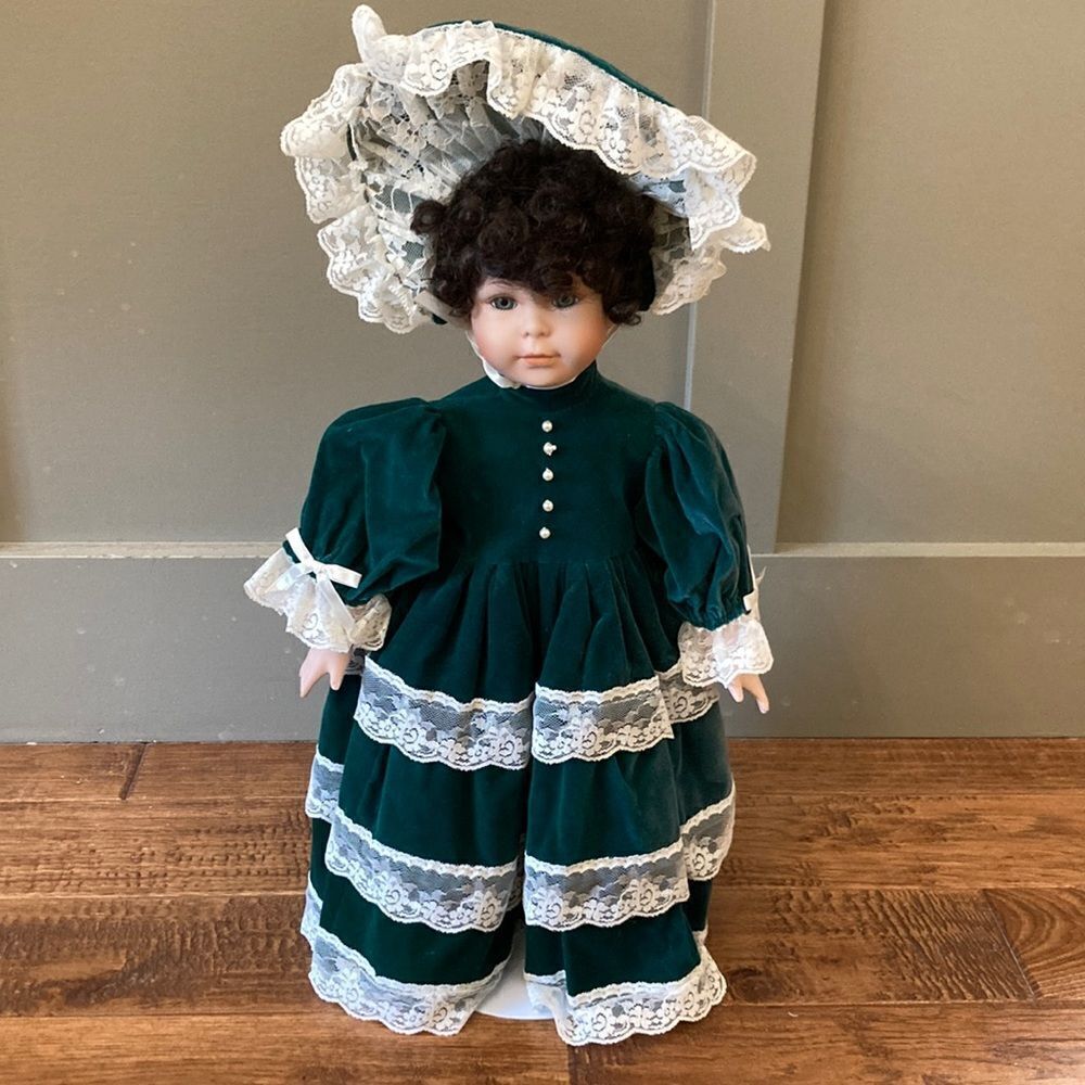 Seymour Mann The Connoisseur Doll Collection Porcelain Doll Brown Hair Green Eye